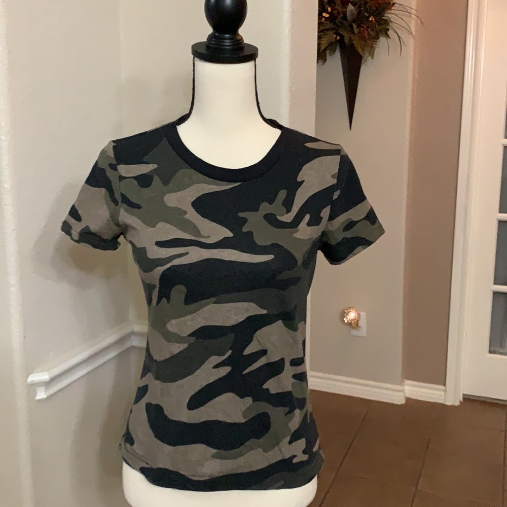 Aero army green camo 90’s slim Kate baby tee t-shirt Size M